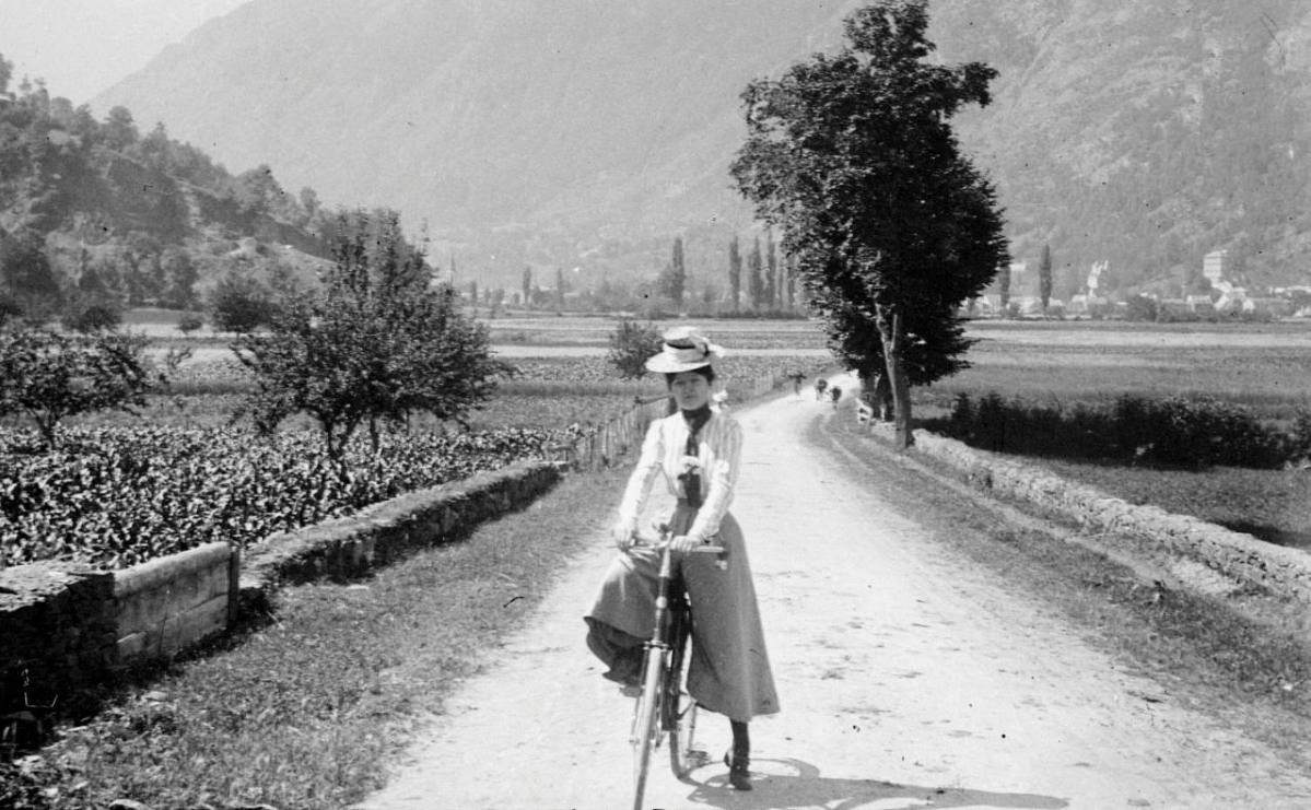 BİSİKLETİYLE DÜNYA TURU YAPAN İLK KADIN: ANNIE “LONDONDERRY” KOPCHOVSKY