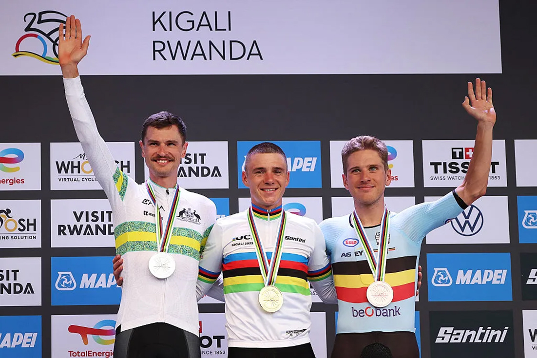 Yol Dünya Şampiyonası: Remco Evenepoel, üst üste üçüncü zamana karşı şampiyonluğunu kazandı